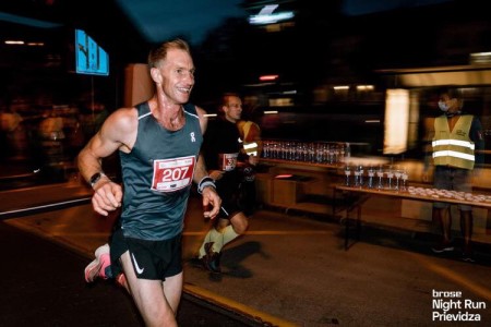 Foto a video: Prievidzu večer ovládol prvý ročnik nočného behu Brose Night Run Prievidza 5