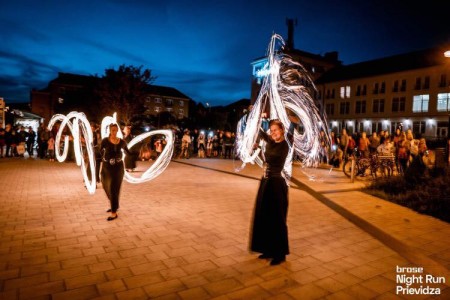 Foto a video: Prievidzu večer ovládol prvý ročnik nočného behu Brose Night Run Prievidza 7