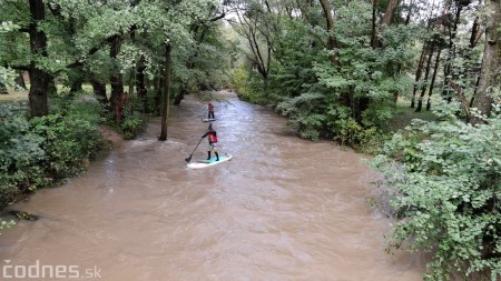 Foto a video: Splavovanie rieky Nitry po záplavách na paddleboarde 17