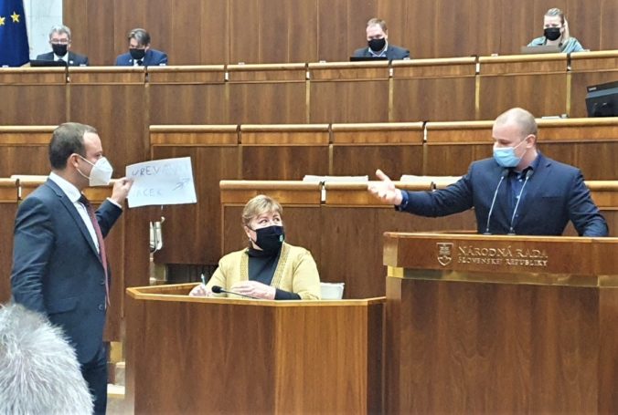 Poslanec Miroslav Žiak dostáva po konflikte s Mazurekom stovky správ, zvažuje policajnú ochranu a trestné oznámenie