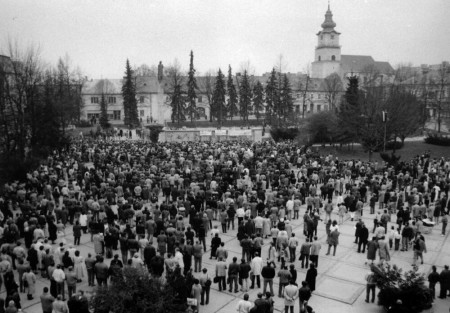 Foto: Ako vyzeral 17. november 1989 v Prievidzi? 0