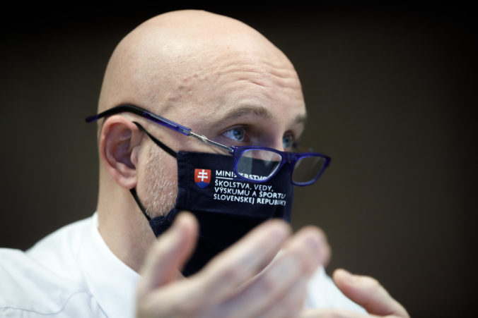 Zimné prázdniny sa skončia 8. januára, ale otváranie škôl je podľa ministra Gröhlinga mimoriadne rizikové