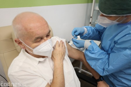 Foto a video: Nemocnica Bojnice spustila očkovanie proti COVID-19 v novom vakcinačnom centre 19