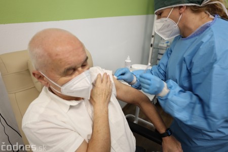 Foto a video: Nemocnica Bojnice spustila očkovanie proti COVID-19 v novom vakcinačnom centre 21