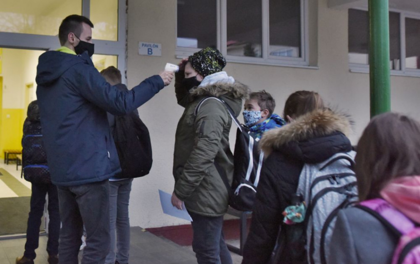 Od pondelka 18. januára sa deti do škôl nevrátia, oznámilo ministerstvo školstva.