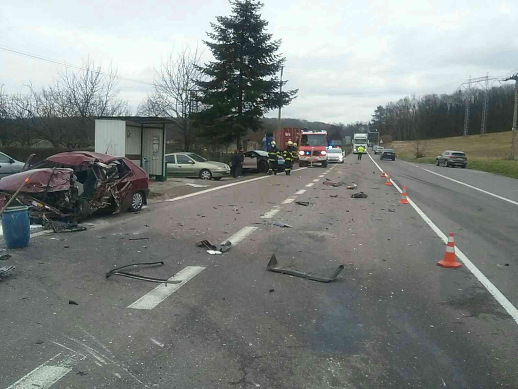 Tragédia pri Prievidzi: Zrážka áut s kamiónom si vyžiadala jeden ľudský život