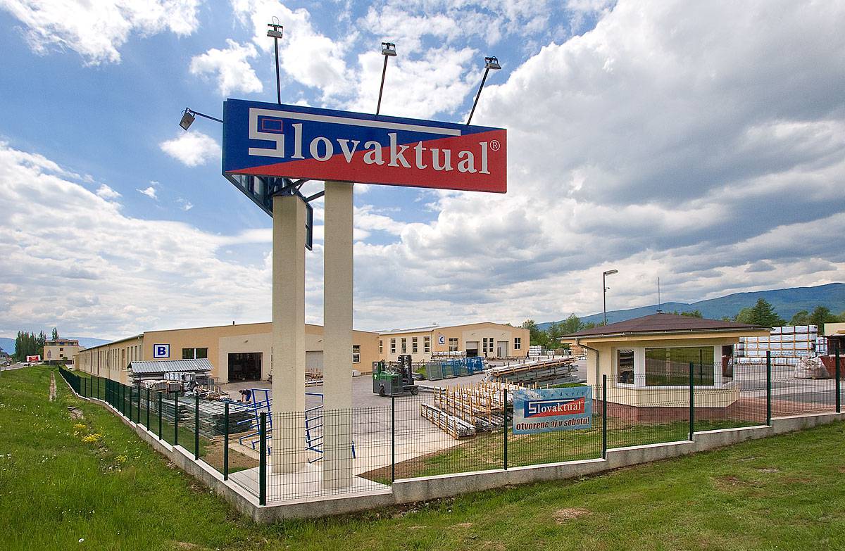 Slovaktual z Pravenca v okrese Prievidza, ktorý denne vyrobí 1500 okien, chce postaviť siedmu halu