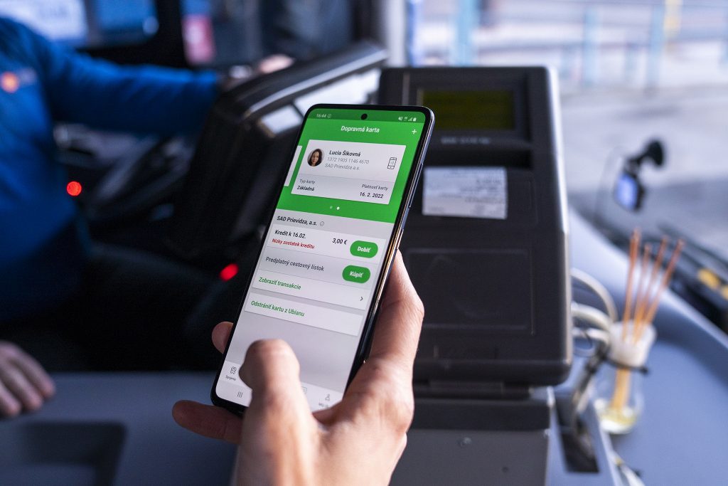 Video: V autobusoch SAD Prievidza bude možné platiť za cestovné lístky mobilom