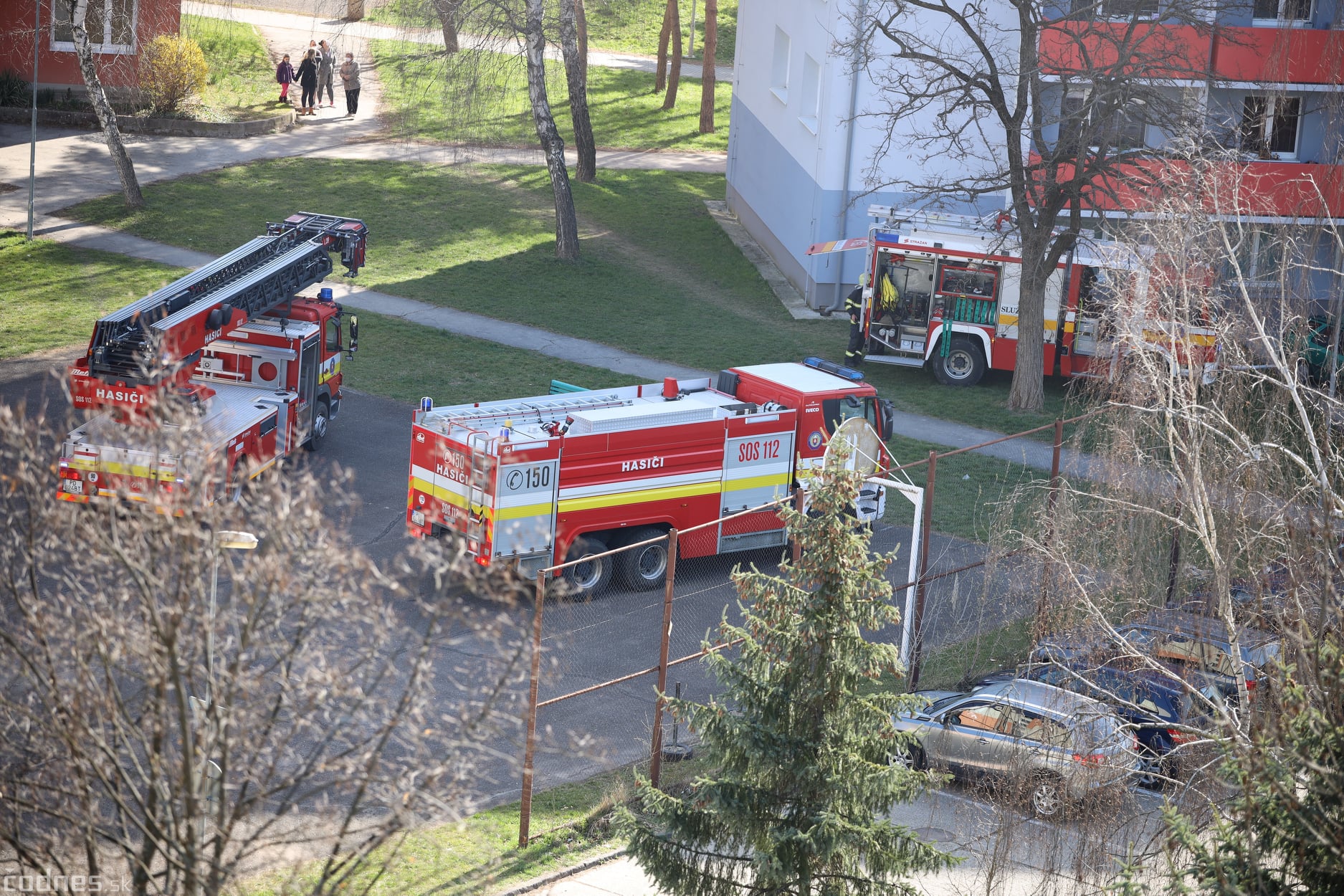 Foto: Požiar v bytovom dome v Prievidzi si vyžiadal evakuáciu obyvateľov