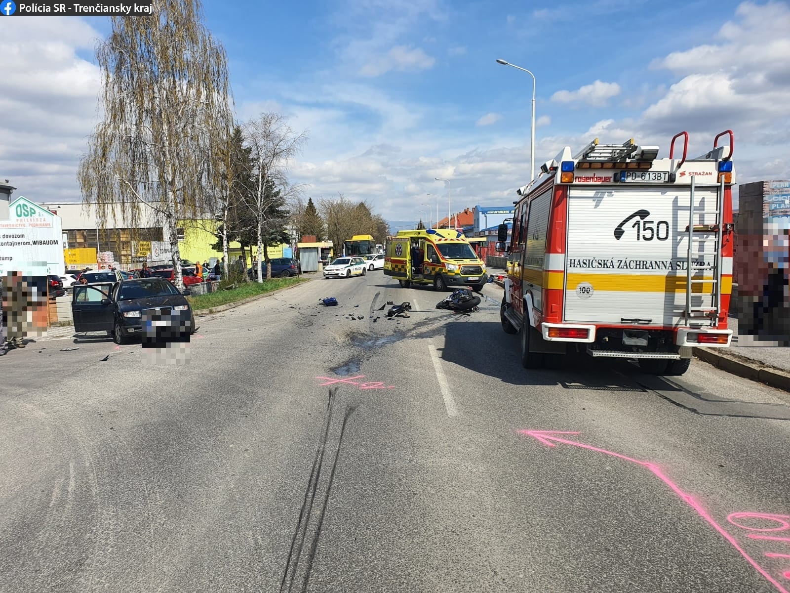 Video: V Prievidzi dnes na Košovskej ceste havaroval motorkár. Na 5 rokov mal pritom zadržaný vodičský preukaz.