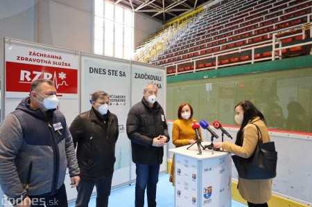 Foto a video: V Prievidzi dnes otvorili veľkokapacitné očkovacie centrum. Tento víkend zaočkujú 2000 ľudí 1