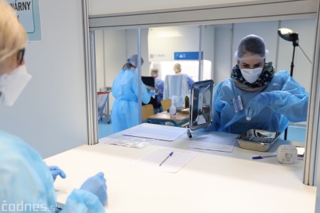 Foto a video: V Prievidzi dnes otvorili veľkokapacitné očkovacie centrum. Tento víkend zaočkujú 2000 ľudí 13