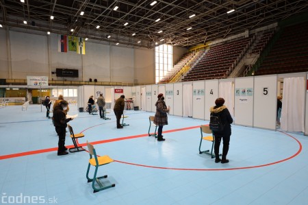 Foto a video: V Prievidzi dnes otvorili veľkokapacitné očkovacie centrum. Tento víkend zaočkujú 2000 ľudí 16