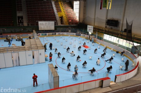 Foto a video: V Prievidzi dnes otvorili veľkokapacitné očkovacie centrum. Tento víkend zaočkujú 2000 ľudí 24