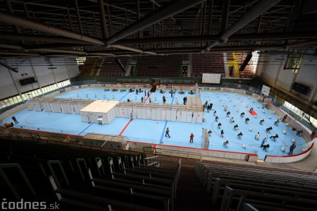 Foto a video: V Prievidzi dnes otvorili veľkokapacitné očkovacie centrum. Tento víkend zaočkujú 2000 ľudí 25