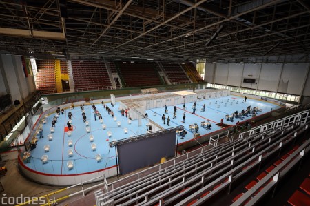 Foto a video: V Prievidzi dnes otvorili veľkokapacitné očkovacie centrum. Tento víkend zaočkujú 2000 ľudí 32