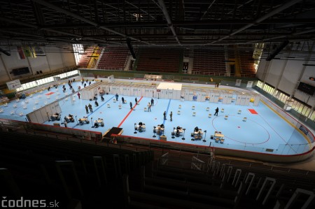 Foto a video: V Prievidzi dnes otvorili veľkokapacitné očkovacie centrum. Tento víkend zaočkujú 2000 ľudí 33