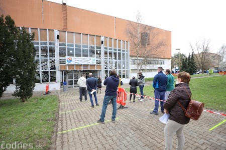 Foto a video: V Prievidzi dnes otvorili veľkokapacitné očkovacie centrum. Tento víkend zaočkujú 2000 ľudí 39