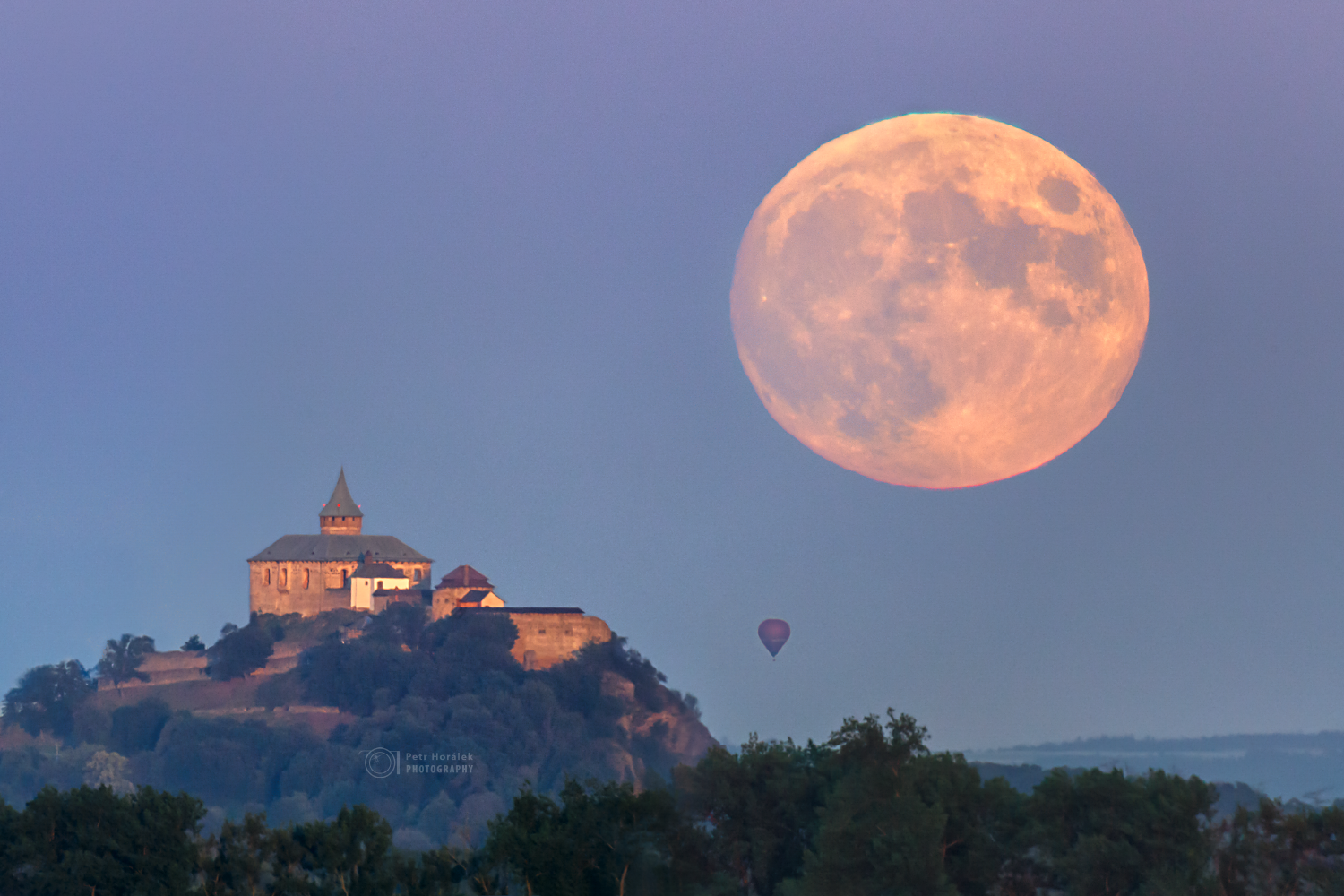 Foto: V apríli nás čaká Supermesiac a meteorický roj Lyridy