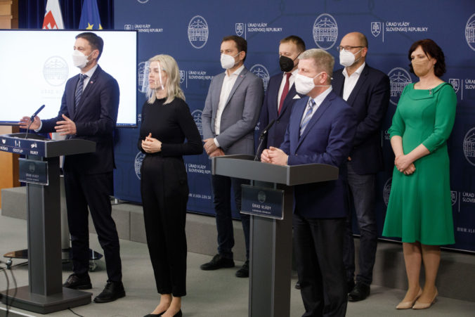 Od pondelka sa otvoria terasy aj posilňovne. Zákaz vychádzania bude platiť minimálne do budúceho týždňa