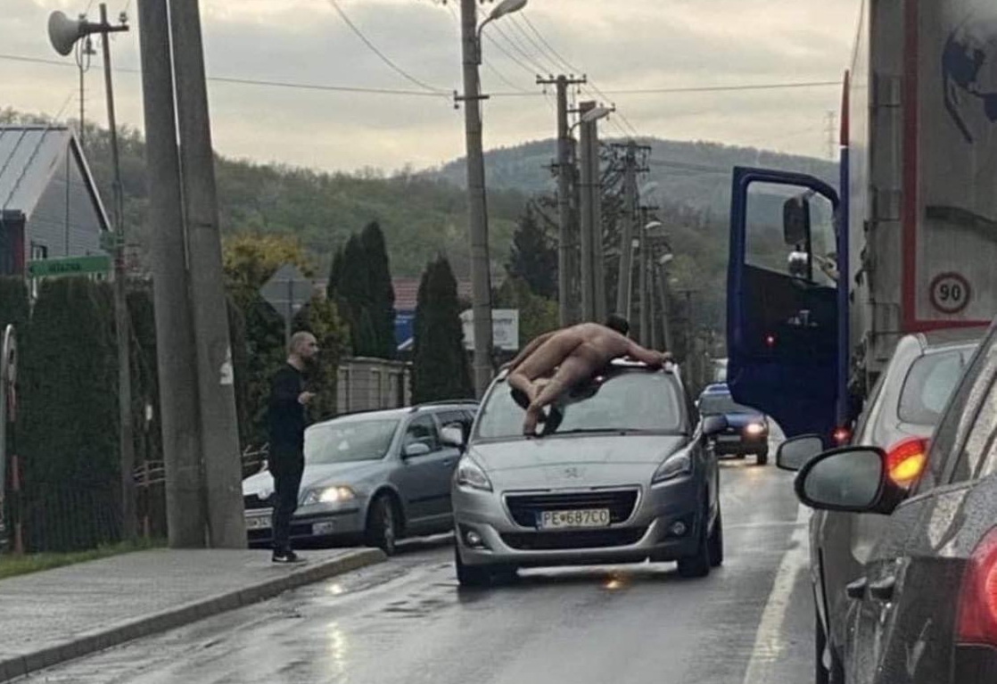 Video: Nahý 24 ročný muž ohrozoval dopravu v Partizánskom