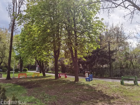 Foto: V Prievidzi vznikla nová oddychová zóna s farebnými lavičkami 0