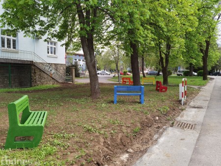 Foto: V Prievidzi vznikla nová oddychová zóna s farebnými lavičkami 1