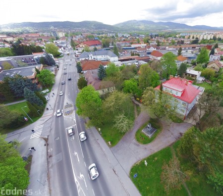 Foto: V Prievidzi vznikla nová oddychová zóna s farebnými lavičkami 2