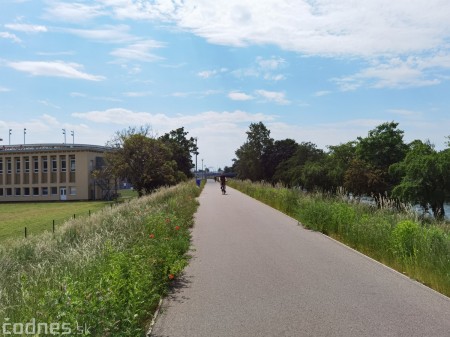 Foto: Cyklotrasa Trenčín - Nemšová. Pekná a ideálna cyklotrasa pre rodiny s deťmi. 1