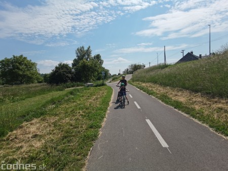 Foto: Cyklotrasa Trenčín - Nemšová. Pekná a ideálna cyklotrasa pre rodiny s deťmi. 8