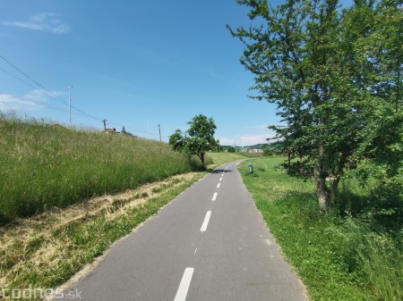 Foto: Cyklotrasa Trenčín - Nemšová. Pekná a ideálna cyklotrasa pre rodiny s deťmi. 9