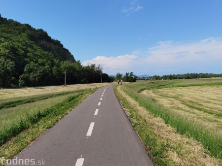 Foto: Cyklotrasa Trenčín - Nemšová. Pekná a ideálna cyklotrasa pre rodiny s deťmi. 20