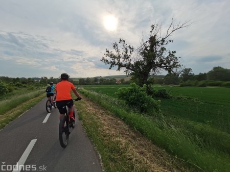 Foto: Cyklotrasa Trenčín - Nemšová. Pekná a ideálna cyklotrasa pre rodiny s deťmi. 35