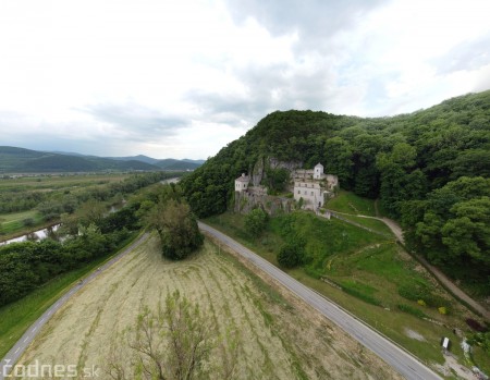 Foto: Cyklotrasa Trenčín - Nemšová. Pekná a ideálna cyklotrasa pre rodiny s deťmi. 53