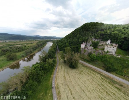 Foto: Cyklotrasa Trenčín - Nemšová. Pekná a ideálna cyklotrasa pre rodiny s deťmi. 54