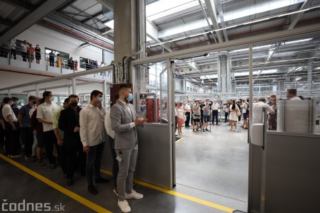 Foto a video: Duálne vzdelávanie v Brose má prvých absolventov. Firma plánuje zamestnať stovky ľudí a postaviť škôlku 14