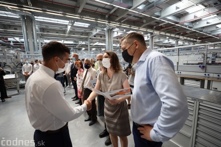 Foto a video: Duálne vzdelávanie v Brose má prvých absolventov. Firma plánuje zamestnať stovky ľudí a postaviť škôlku 41