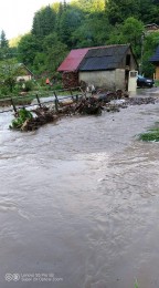 Búrky počas noci z nedele na pondelok boli najintenzívnejšie v Trenčianskom kraji. Na stanici Valaská Belá spadlo 104 milimetrov zrážok 1