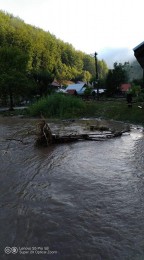 Búrky počas noci z nedele na pondelok boli najintenzívnejšie v Trenčianskom kraji. Na stanici Valaská Belá spadlo 104 milimetrov zrážok 2