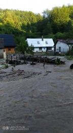 Búrky počas noci z nedele na pondelok boli najintenzívnejšie v Trenčianskom kraji. Na stanici Valaská Belá spadlo 104 milimetrov zrážok 4