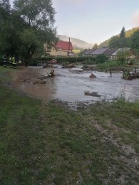 Búrky počas noci z nedele na pondelok boli najintenzívnejšie v Trenčianskom kraji. Na stanici Valaská Belá spadlo 104 milimetrov zrážok 5