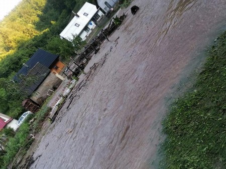 Búrky počas noci z nedele na pondelok boli najintenzívnejšie v Trenčianskom kraji. Na stanici Valaská Belá spadlo 104 milimetrov zrážok 6