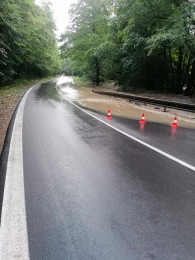 Búrky počas noci z nedele na pondelok boli najintenzívnejšie v Trenčianskom kraji. Na stanici Valaská Belá spadlo 104 milimetrov zrážok 8