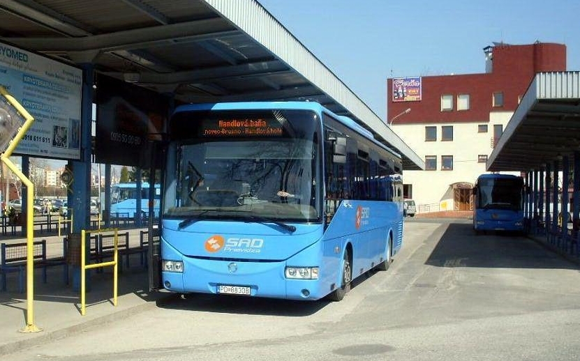 SAD Prievidza musí žene zaplatiť vysoké odškodné, že si na autobusovej stanici zlomila ruku