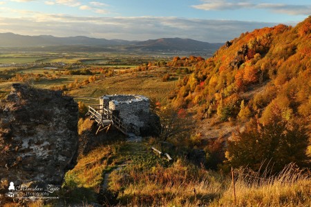 Foto: Hrad Sivý kameň a Podhradie v jesenných farbách 0