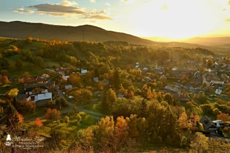 Foto: Hrad Sivý kameň a Podhradie v jesenných farbách 1