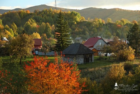 Foto: Hrad Sivý kameň a Podhradie v jesenných farbách 3