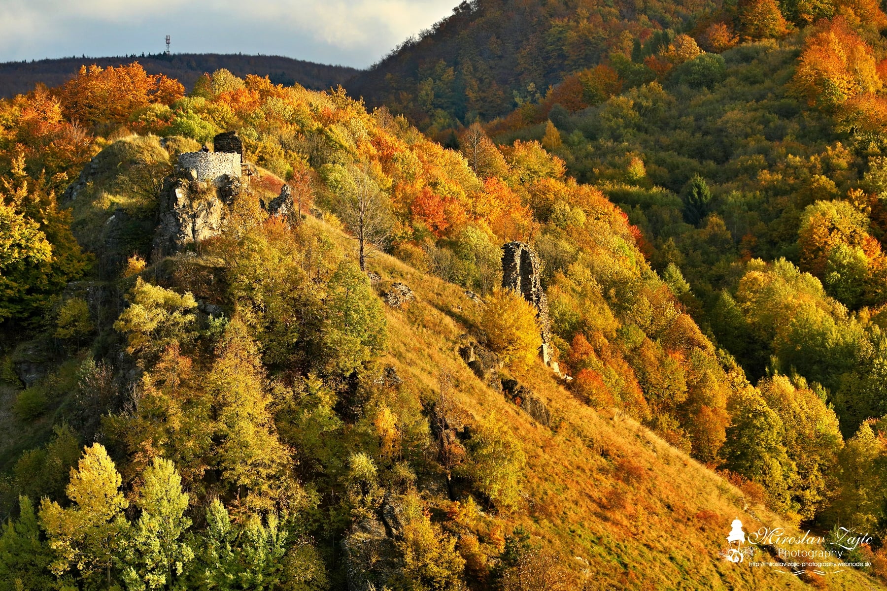 Foto: Hrad Sivý kameň a Podhradie v jesenných farbách