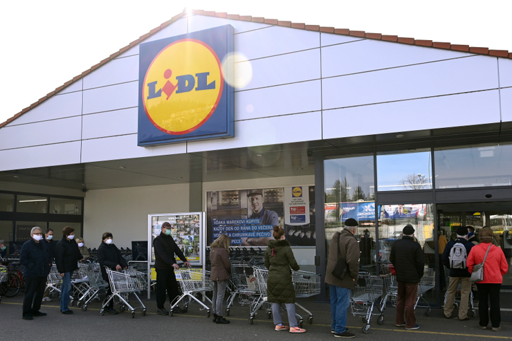 Video: Zákazníci bez rúška robia problémy a vyvolávajú aj hádky. Lidl v Prievidzi ostal kvôli tomu zatvorený 3 hodiny