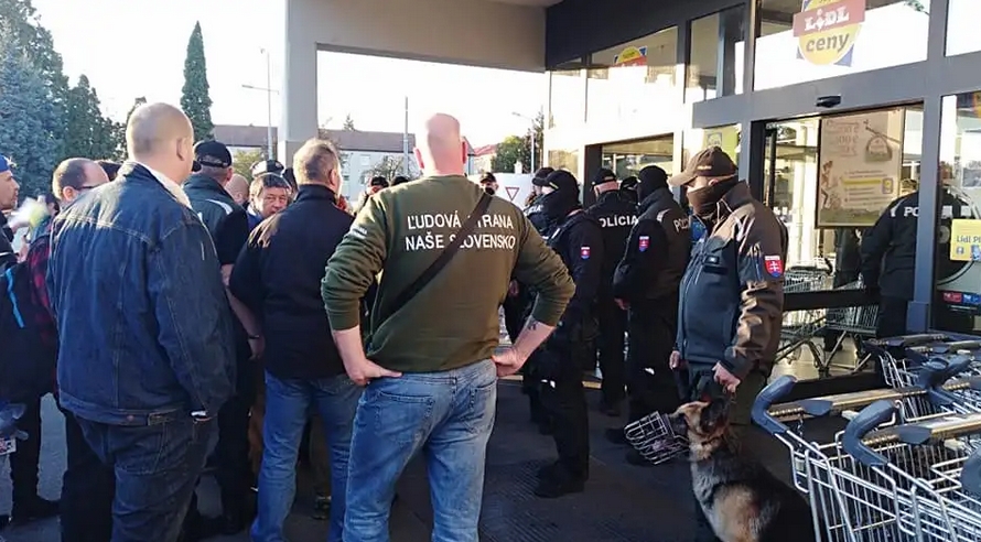 Video: Ľudia protestovali pred LIDL-om v Prievidzi. Polícia musela povolať ťažkoodencov